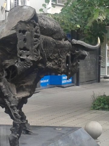 <p style="text-align: justify;">
	Бикът пред БФБ-София. <em>Снимка: Investor.bg</em></p>
