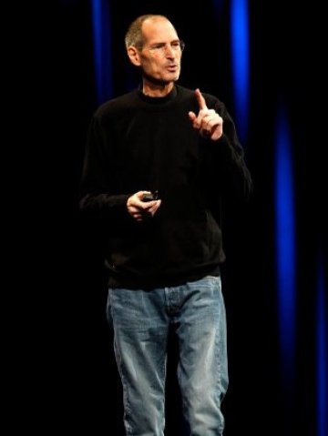 <p>
	Стив Джобс по време на представянето на облачната си услуга.<em> Снимка: Ройтерс</em></p>
