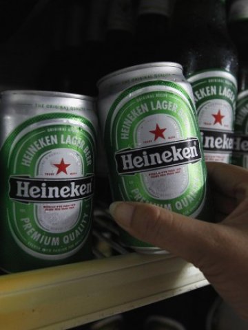 <p>
	Към кенчето с бира посягат преди всичко в Азия, Африка, Близкия Изток и Америка. <em>Снимка: Ройтерс</em></p>
