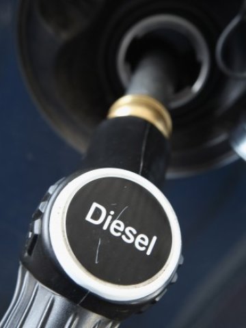 <p>
	Зареждането с гориво става все по-скъпо. <em>Снимка: Getty Images News</em></p>
