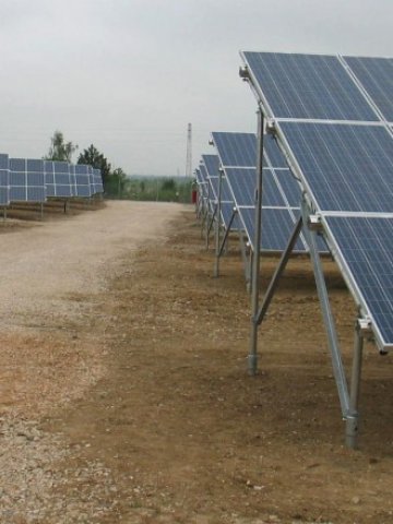 <p>
	След понижението в изкупната цена на тока от соларните мрежи инвеститорите започнаха да ги продават.&nbsp;&nbsp; <em>&nbsp; Снимка: БТА</em></p>
