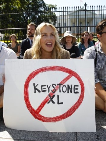 <p>
	&nbsp;Защитниците на околната среда протестират заради възможните последици за околната среда. <em>Снимка: Ройтерс</em></p>
