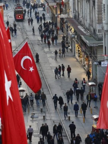 <p>
	Булевард &quot;Истиклял&quot; в Истанбул ден след атентата. <em>Снимка: Ройтерс</em></p>
