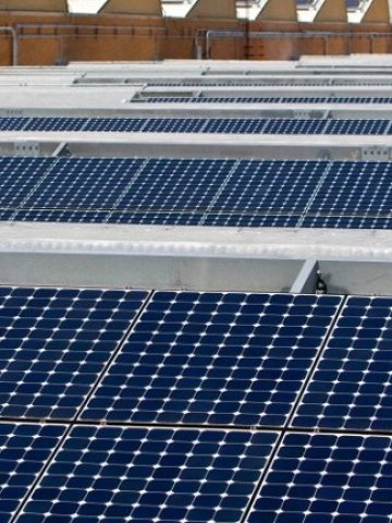 <p>
	През 2050 г. соларните панели могат да доставят до една трета от нужния на света ток. <em>Снимка: Ройтерс</em></p>
