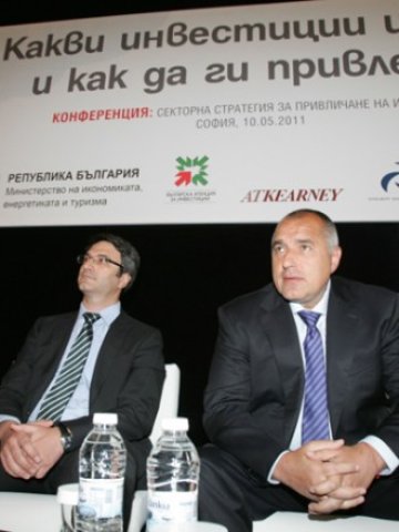 <p>
	Икономическият министър Трайчо Трайков и премиерът Бойко Борисов.<em> Снимка: БТА</em></p>
