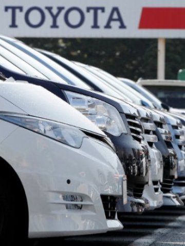 <p>
	Автомобили <a>Toyota</a> чакат своите собственици в магазин на дилър в Йокохама. <em>Снимка: Ройтерс</em></p>
