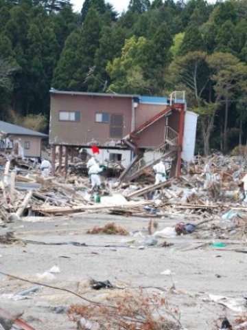 <p class="western">
	<span style="font-weight: normal">Членове на японските спасителни служби търсят трупове на загинали от земетресението и цунамито техни сънародници. <em>Снимка: Ройтерс </em></span></p>
