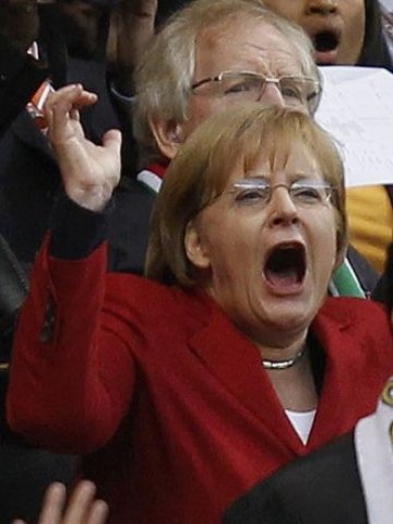 <p>
	Ангела Меркел е известна с футболните си пристрастия.<em> Снимка: Ройтерс</em></p>
