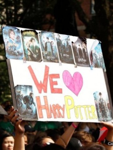 <p>
	Фенове на Хари Потър. <em>Снимки: Ройтерс</em></p>
