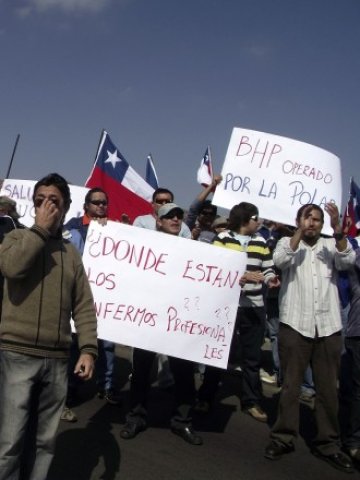 <p>
	Протестиращи работници от мината &quot;Ескондида&quot; в Чили. <em>Снимка: Ройтерс</em></p>
