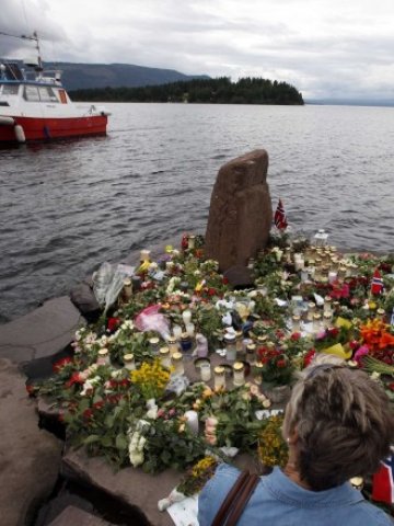 <p>
	Цветя в памет на жертвите на остров Ютьоя. <em>Снимка: Ройтерс</em></p>
