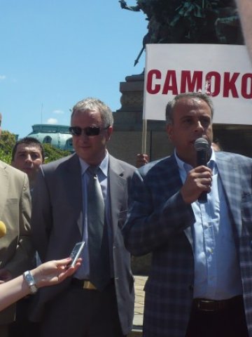 <p>
	Емил Димитров (вдясно), в компанията на Любен Татарски (вляво), взе дейно участие в контрапротеста.&nbsp;<em>Снимка: Investor.bg</em></p>
