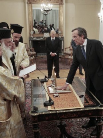 <p>
	Самарас положи клетва на церемония в Атина.<em> Снимка: Ройтерс</em></p>
