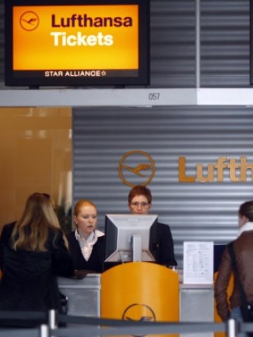 <p>
	Компанията може да намали и заплатите на служителите си. <em>Снимка: Ройтерс</em></p>
