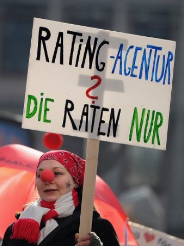 <p>
	Протест срещу дейността на кредтните агенции по време на тазгодишния карнавал в Кьолн. Снимка: Getty Images</p>
