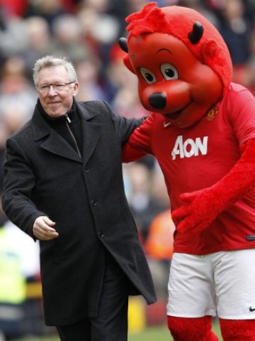 <p>
	Мениджърът Алекс Фъргюсън и талисмана на отбора преди важен мач. Снимка: Ройтерс</p>

