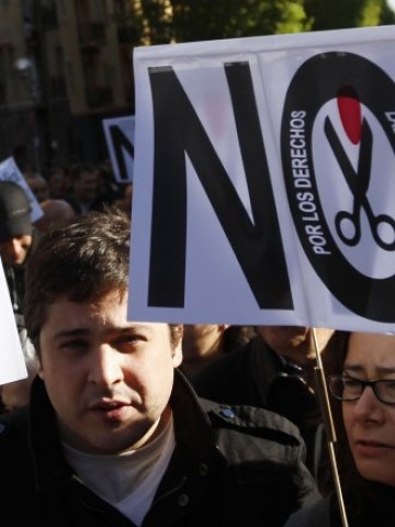 <p>
	Хиляди испанци протестираха вчера срещу новите планове за намаляване на бюджетните разходи. Снимка: Ройтерс</p>
