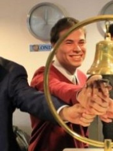 <p style="text-align: justify;">
	Иво Калчев удря камбаната на БФБ-София. <em>Снимка: личен архив</em></p>
