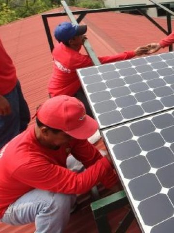 <p>
	Все повече семейства заместват скъпия ток с екологично чиста енергия от слънце, природен газ или вятър.&nbsp;&nbsp; &nbsp;<em> Снимка: БТА</em></p>
