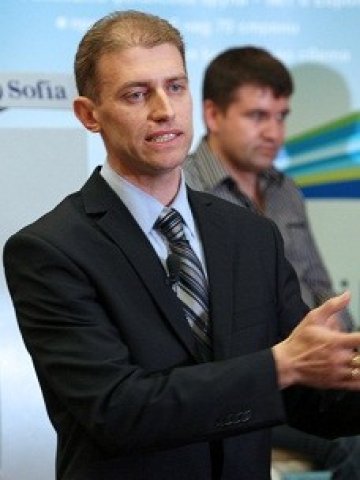 <p>На преден план Александър Николов, зад него Алекси Андонов. Снимка: Investor.bg</p>