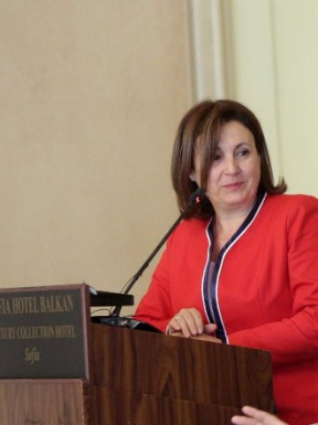 <p>
	Вицепремиерът и министър на вътрешните работи Румяна Бъчварова участва в конференция на тема &quot;Борбата с ограбването на културното наследство на Сирия&quot;. <em>Снимка: БТА</em></p>
