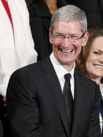 <p>
	Тим Кук: &quot;iPhone засега е достъпен само за 50 на сто от всички потребители на мобилни услуги по света&quot;.</p>
