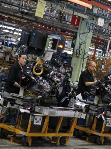 <p>
	Фабриката на Nissan край Барселона. <em>Снимка: Ройтерс</em></p>
