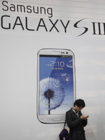 <p>
	Продуктите на Samsung се опитват да изпреварят тези на Apple не само от гледна точка на функционалност, но и на дизайн.&nbsp; <em>Снимка</em>:<em> Ройтерс</em></p>
