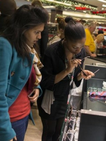 <p>
	Macy&#39;s Мол в Манхатан. <em>Снимка: Ройтерс</em></p>
