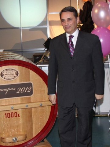 <p>
	Председателят на лозаро-винарската камара Пламен Моллов връчи наградите на победителите &nbsp; Снимка: &quot;Международен панаир Пловдив&quot;</p>
