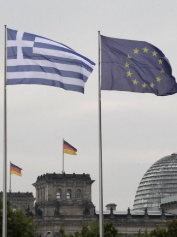 <p>
	Бъдещето на Гърция в еврозоната остава неясно. <em>Снимка: Ройтерс</em></p>
