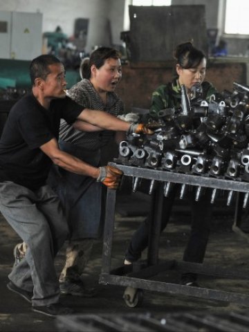 <p>
	<em>Фабрика за автомобилни части в Шънян. </em><em>Снимка: Ройтерс</em></p>
