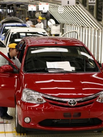 <p>
	Японските износители изпитват затруднения, което може да наложи&nbsp;нови мерки за стимулиране на икономиката<em>. Снимка: Ройтерс</em></p>
