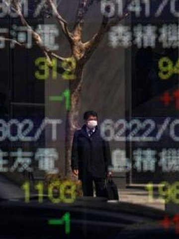 <p><span style="font-size: 10pt;">Отражение на мъж с маска върху електронно табло с котировките в Токио. </span><i><span style="font-size: 10pt;">Снимка: Ройтерс</span></i></p>