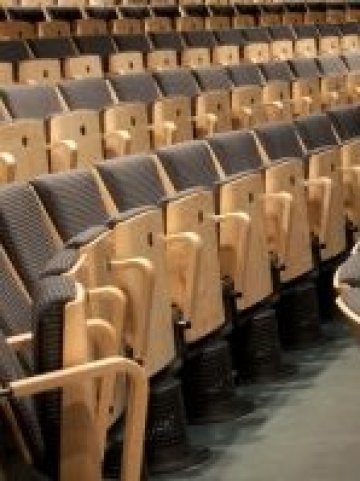 Често пъти хората днес трудно се разминават между редовете в старите театрални салони. Снимка: sxc.hu