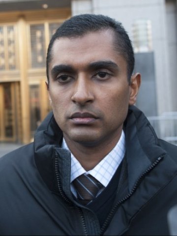 <p>
	Бившият трейдър на SAC Матю Mартома пред сградата на Федералния съд в Манхатън, Ню Йорк. <em>Снимка: Ройтерс</em></p>
