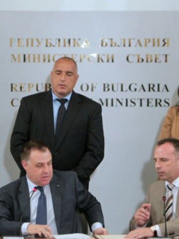 <p>
	<em>Договорите бяха подписани от земеделския министър Мирослав Найденов (вляво) и от диретора на фонд &quot;Земеделие&quot; Румен Порожанов</em> &nbsp; &nbsp;Снимка: БТА</p>
