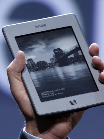 <p>
	Американските посолства може да бъдат снабдени с няколко хиляди устройства Kindle Touch.<em> Снимка: Ройтерс&nbsp;</em></p>
