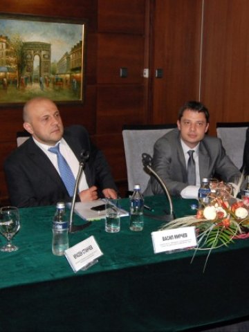 <p>
	Томислав Дончев и Делян Добрев по време на бизнес форума в Хасково. <em>Снимка: БТА</em></p>

