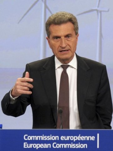 <p>
	Гюнтер Йотингер. Снимка: Ройтерс</p>
