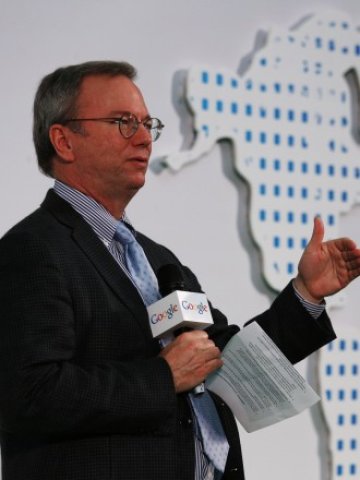 <p>
	Шмид е скептичен за мотивите на Едуард Сноудън, който разобличи методите на действие на NSA. <em>Снимка: Ройтерс</em></p>
