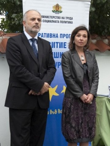 <p>
	<em>Министър Тотю Младенов и зам.-министър Зорница Русинова (дясно) връчиха грамоти на 18 фирми, които са се включили в схемата &quot;Безопасен труд&quot;&nbsp;&nbsp; Снимка: БТА</em></p>
