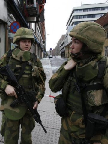 <p style="margin-bottom: 0cm;">
	Норвежки войници охраняват странична уличка към правителствения район в центъра на Осло. <em>Снимка: Ройтерс</em></p>
