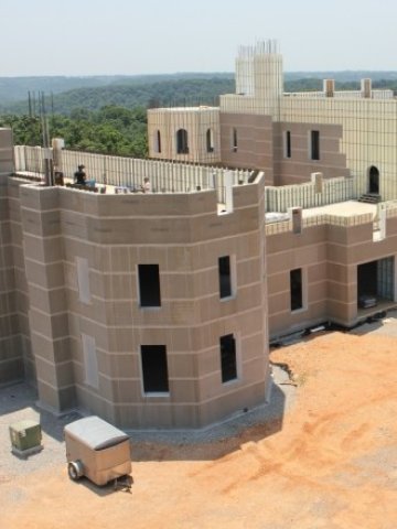 <p>
	Част от строежа на къщата. <em>Снимка: Pensmore</em></p>
