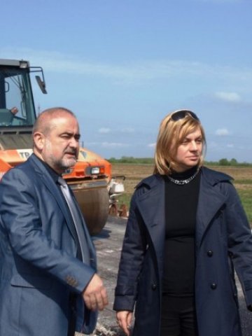 <p>
	Стефан Чайков и&nbsp;<span style="font-size: 12px;">Десислава Терзиева.&nbsp;</span><em><span style="font-size: 12px;">Снимка: Пресцентър АПИ</span></em></p>
