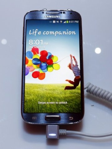 <p>
	Новият модел на&nbsp;Samsung&nbsp;провокира&nbsp;смесени чувства сред анализаторите&nbsp;<em>Снимка: Ройтерс</em></p>
