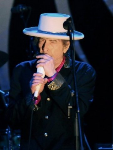 <p>
	Легендарният Боб Дилън по време на концерта му в град Хо Ши Мин през април. Певецът бе критикуван, че умишлено не е изпълнил бунтарските си песни. <em>Снимка: Ройтерс&nbsp;</em></p>
