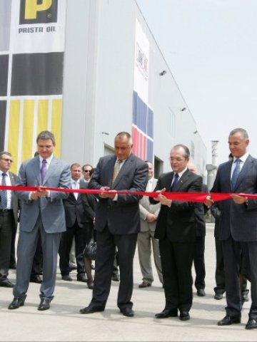 <p>
	Премиерите на България и Румъния Бойко Борисов и Емил Бок прерязват лентата на завода.</p>
<p>
	Снимка: БТА</p>
