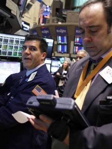 <p>
	Трейдъри на борсата в Ню Йорк. <em>Снимка: Ройтерс</em></p>
