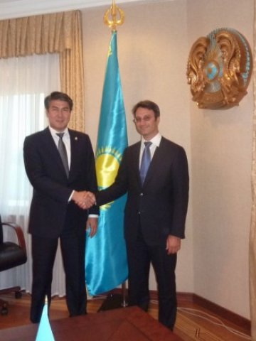 <p>
	Двамата министри се поздравявават с подписването на споразумението. <em>Снимка: Министерство на икономиката, енергетиката и туризма</em></p>
